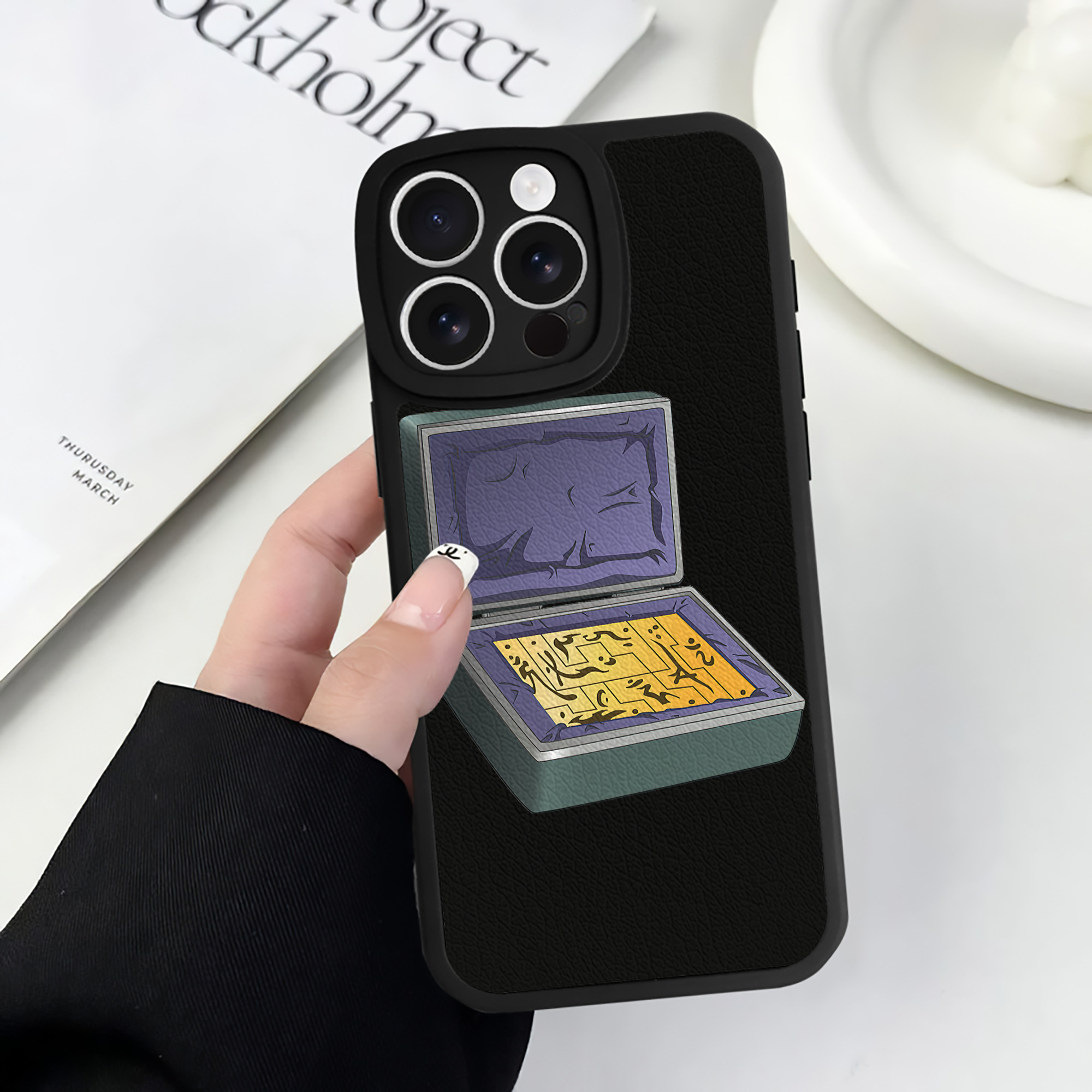 遊☆戯☆王 Yu-Gi-Oh! 【iPhone 16シリーズ対応】シリコンスマホケース（レザー調） 材質：シリコン